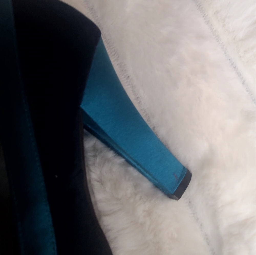 Vintage BCBGeneration Blue Heels with Elegant Design - Picture 5 of 8